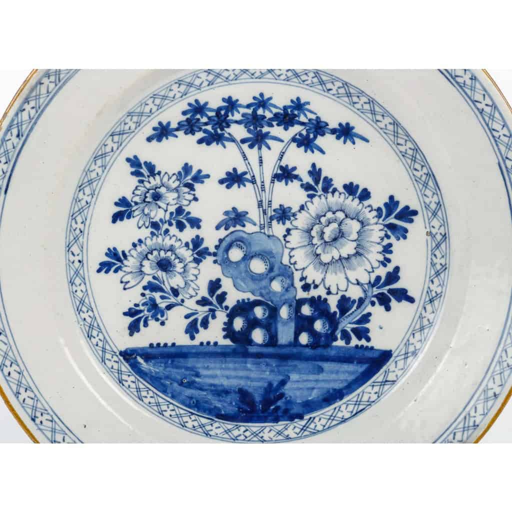 Plat en faïence de Delft vers 1750 à décor de branches de bambou - Manufacture L’Aiguière de Porcelaine 