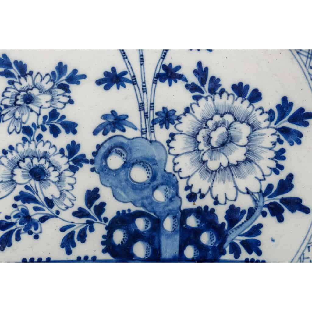 Plat en faïence de Delft vers 1750 à décor de branches de bambou - Manufacture L’Aiguière de Porcelaine 