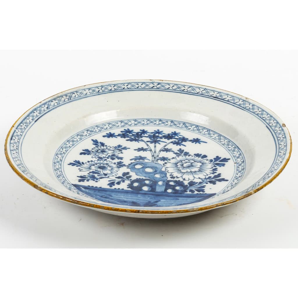 Plat en faïence de Delft vers 1750 à décor de branches de bambou - Manufacture L’Aiguière de Porcelaine 