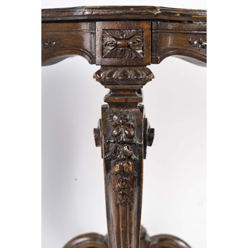 Présentoir en bois sculpté de style Louis XV, XIXème siècle. 