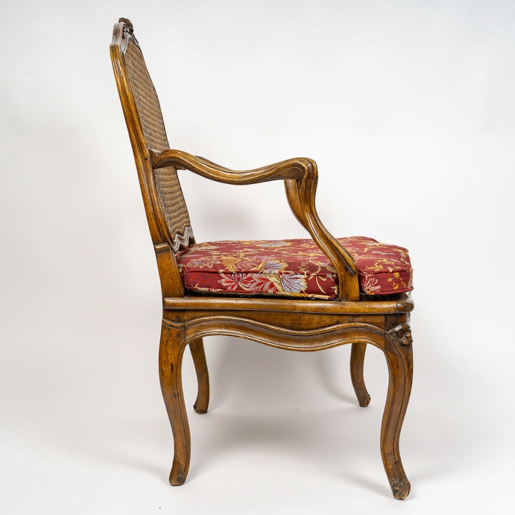 Pierre Nogaret - Fauteuil à fond de cannes en noyer mouluré et sculpté d’époque Louis XV vers 1765 