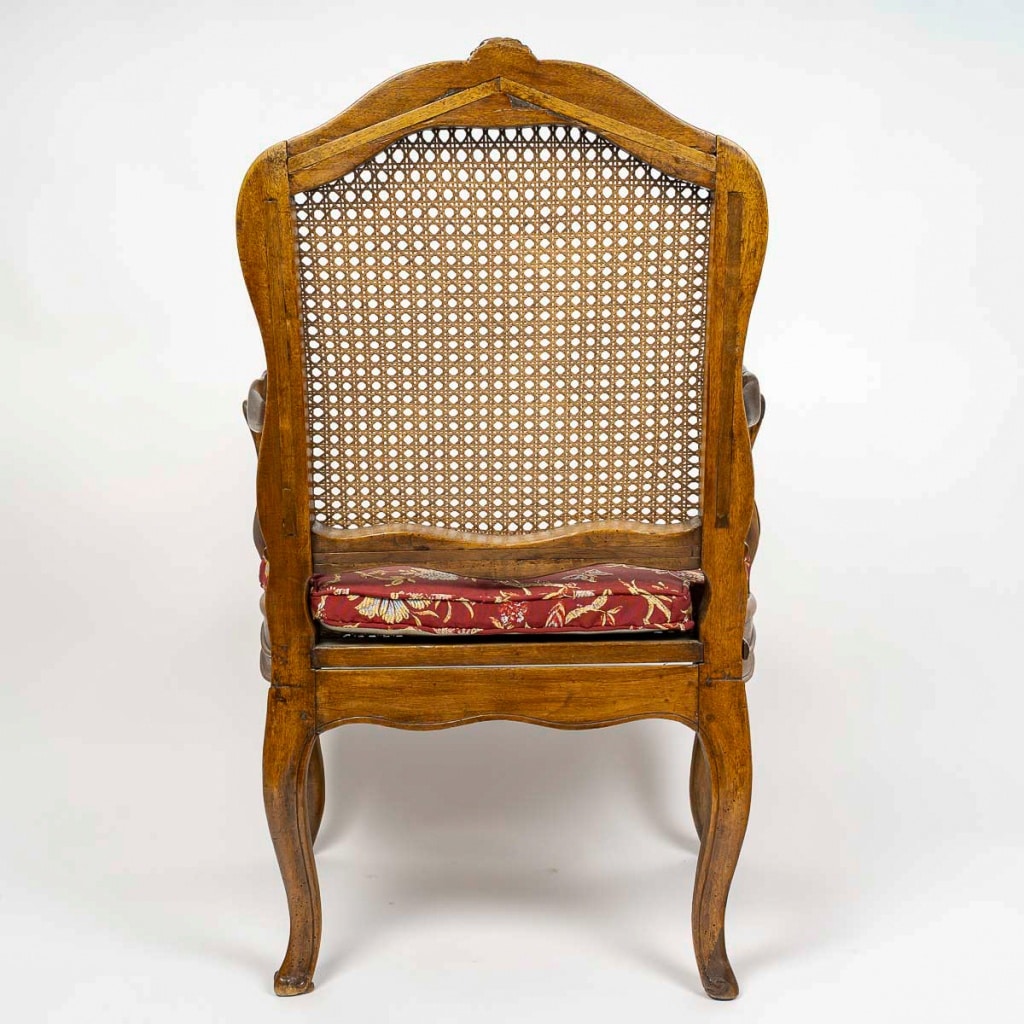 Pierre Nogaret - Fauteuil à fond de cannes en noyer mouluré et sculpté d’époque Louis XV vers 1765 