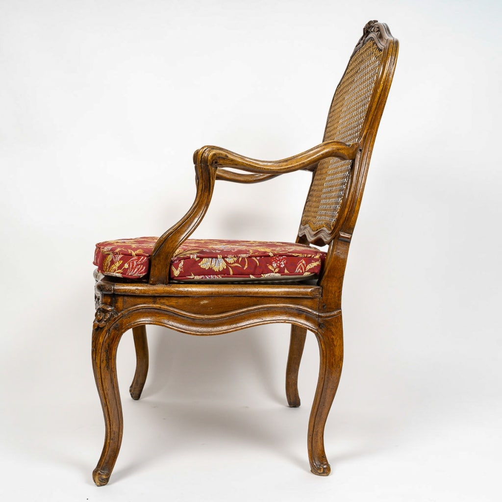 Pierre Nogaret - Fauteuil à fond de cannes en noyer mouluré et sculpté d’époque Louis XV vers 1765 