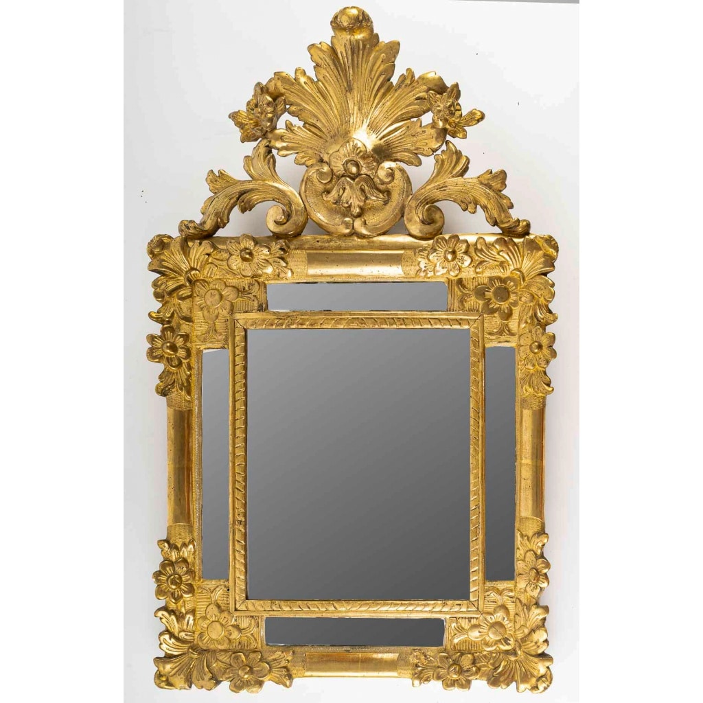 Miroir en bois doré à parecloses et fronton ajouré d’époque Régence vers 1720 