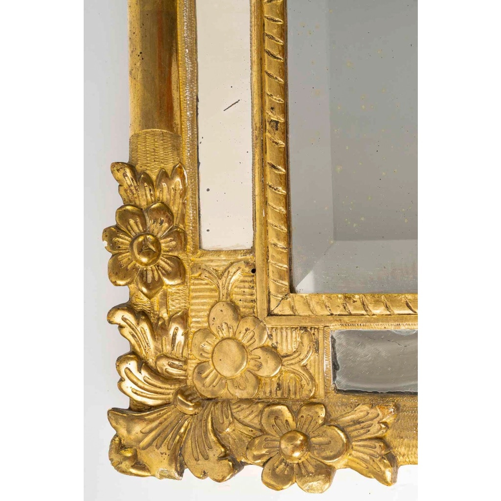 Miroir en bois doré à parecloses et fronton ajouré d’époque Régence vers 1720 