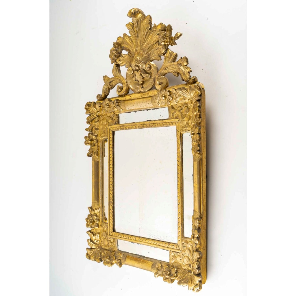 Miroir en bois doré à parecloses et fronton ajouré d’époque Régence vers 1720 