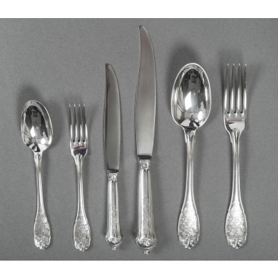 JEAN PUIFORCAT – Ménagère 72 Pièces argent massif – Modèle ELYSEE non chiffrée. Ménagère en argent massif 72 PIECES non chiffrée, spatules et manches des couteaux ciselés d’un décor à la Bérain faisant ressortir les mats et les brillants. Manches des couteaux ronds à boutons. Très bon état, rayures d'usage. Livrée dans quatre coffrets d’origine. Soit 150 euros pièce - Composée comme suit : 12 FOURCHETTES DE TABLE - longueur 21 cm 12 CUILLERES DE TABLE - longueur 21 cm 12 COUTEAUX DE TABLE - longueur 25 cm 12 FOURCHETTES A ENTREMET - longueur 17 cm 12 CUILLERES A ENTREMET - longueur 17 cm 12 COUTEAUX A ENTREMET - longueur 21 cm Matière : Argent 1er titre 950/1°°° Poinçon : MINERVE Poids NET : 3 768 grammes + Poids Brut des couteaux : 2 216 grammes env. Epoque : XXe vers 1930 Orfèvre : JEAN PUIFORCAT Origine : France/Paris