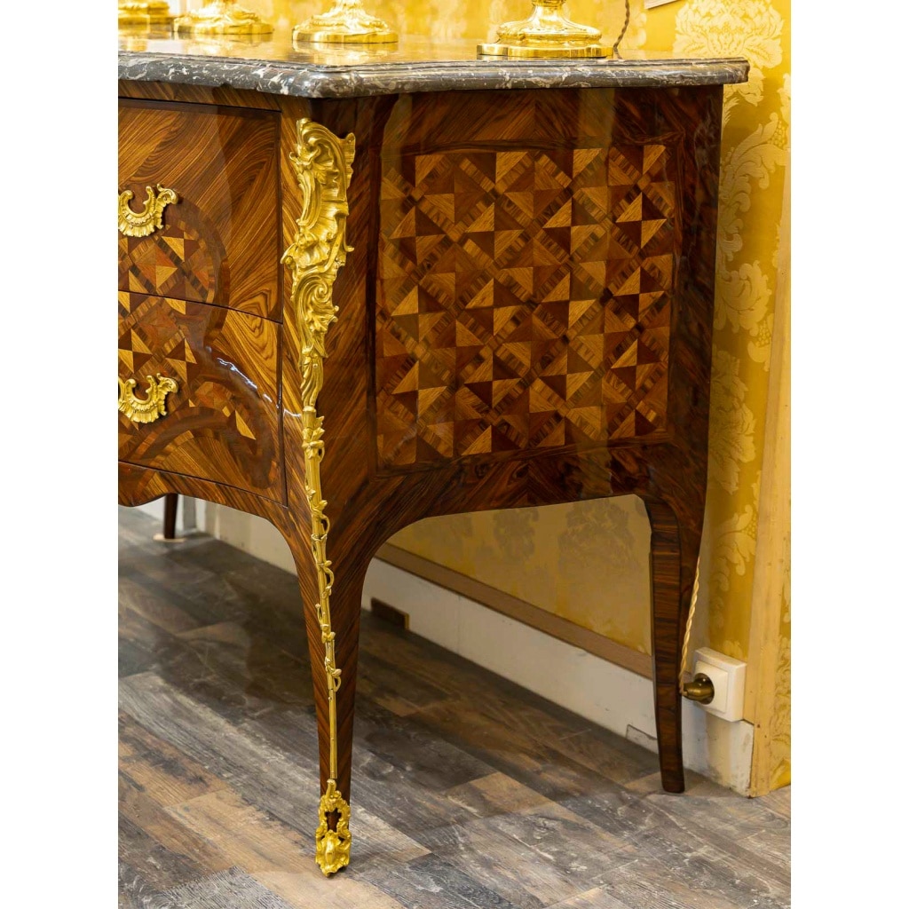 Gilles Joubert et Roger Vandercruse dit Lacroix Commode sauteuse en marqueterie et bronze au C couronné vers 1755 