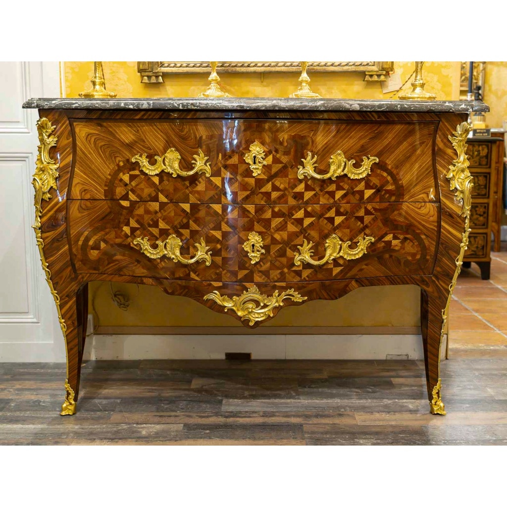 Gilles Joubert et Roger Vandercruse dit Lacroix Commode sauteuse en marqueterie et bronze au C couronné vers 1755 