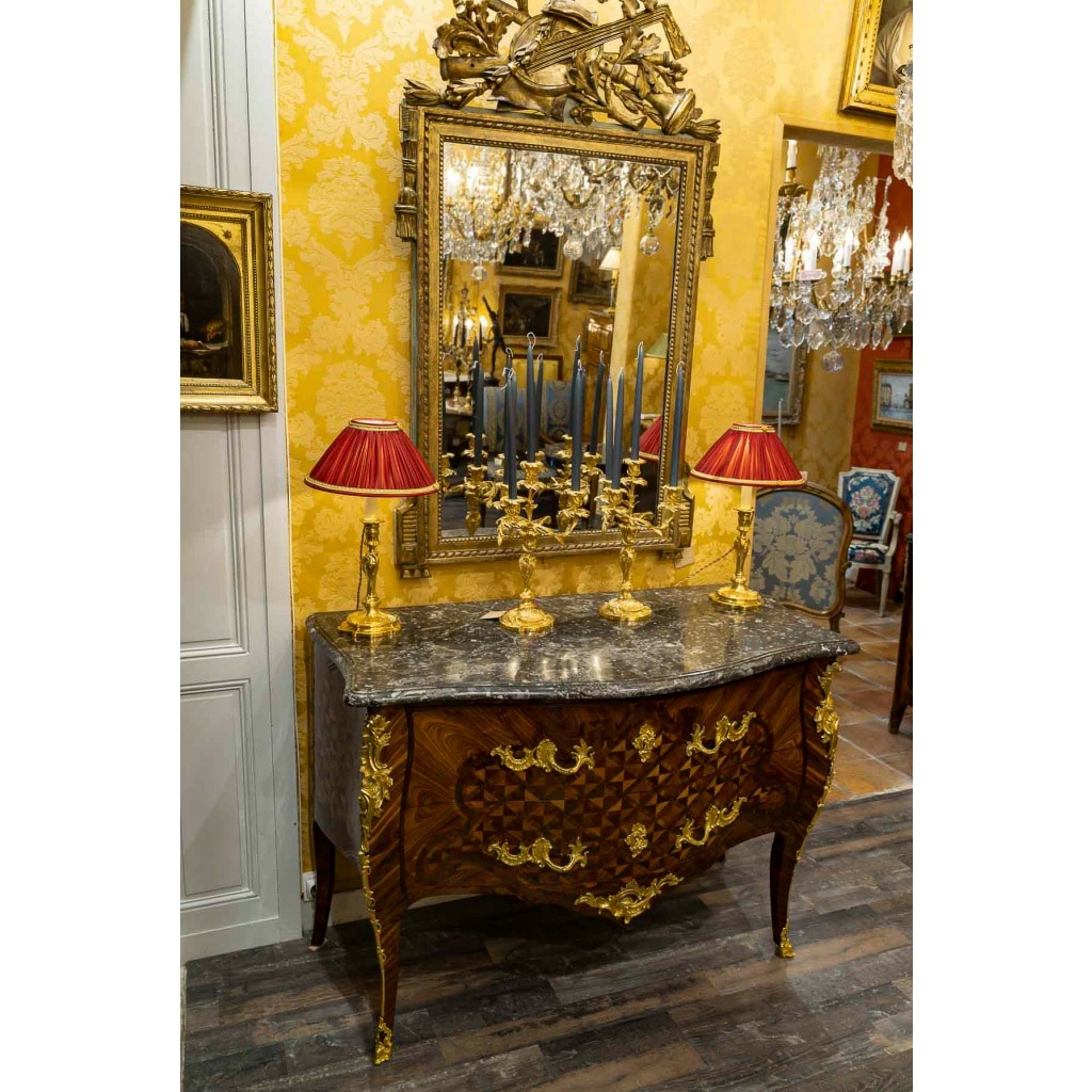 Gilles Joubert et Roger Vandercruse dit Lacroix Commode sauteuse en marqueterie et bronze au C couronné vers 1755 