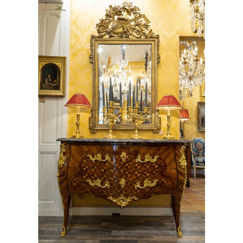 Gilles Joubert et Roger Vandercruse dit Lacroix Commode sauteuse en marqueterie et bronze au C couronné vers 1755 