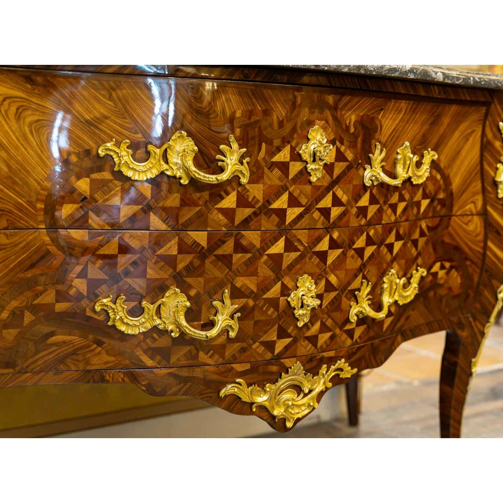 Gilles Joubert et Roger Vandercruse dit Lacroix Commode sauteuse en marqueterie et bronze au C couronné vers 1755 