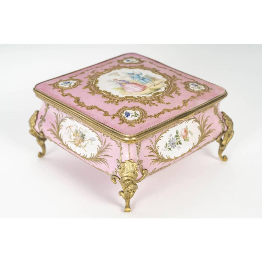 Un Coffret A Bijoux En émail Rose, Circa 1880 