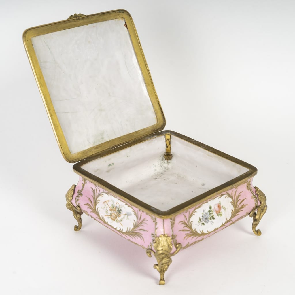 Un Coffret A Bijoux En émail Rose, Circa 1880 