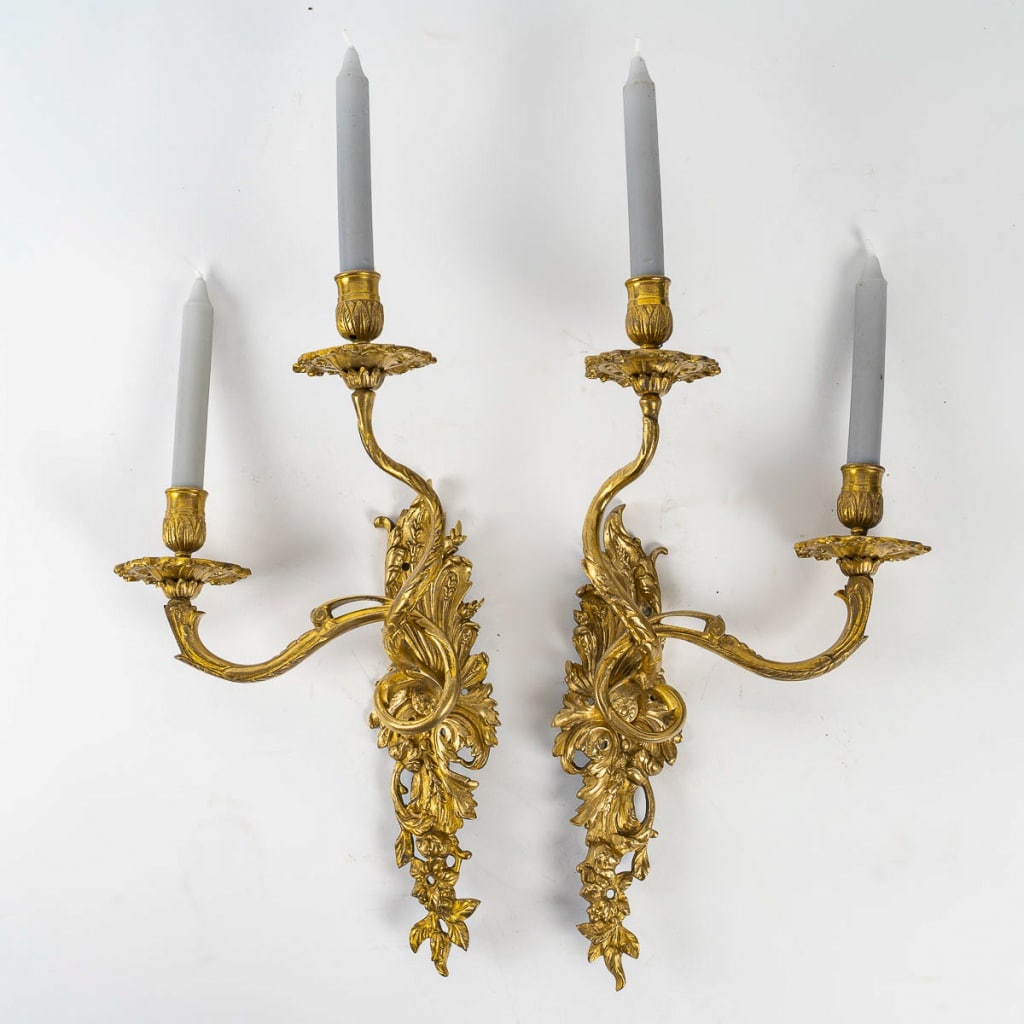 Paire d'appliques à deux bras de lumières asymétriques d’époque Louis XV en bronze ciselé et doré vers 1750 