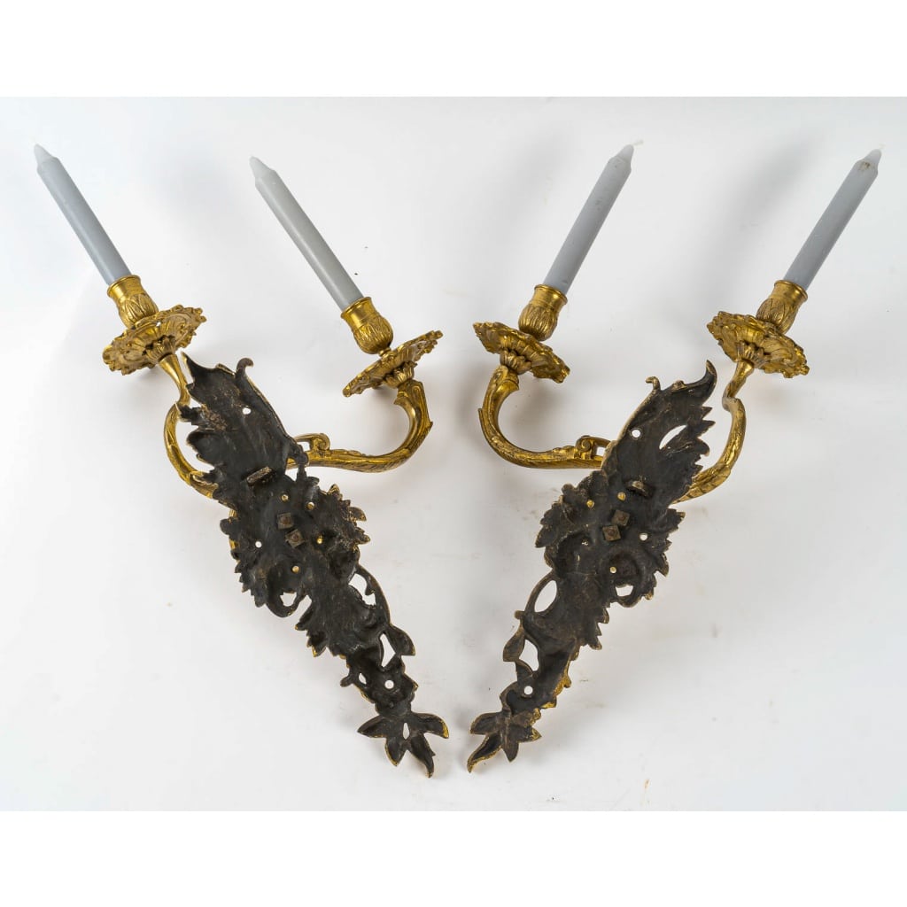 Paire d'appliques à deux bras de lumières asymétriques d’époque Louis XV en bronze ciselé et doré vers 1750 