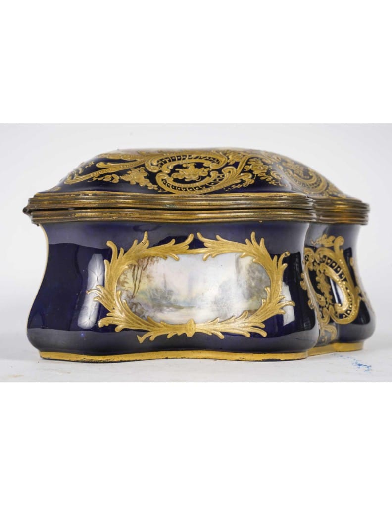 Coffret en bleu de Sèvres, décors émaillés et dorés, XIXème siècle, époque Napoléon III. 