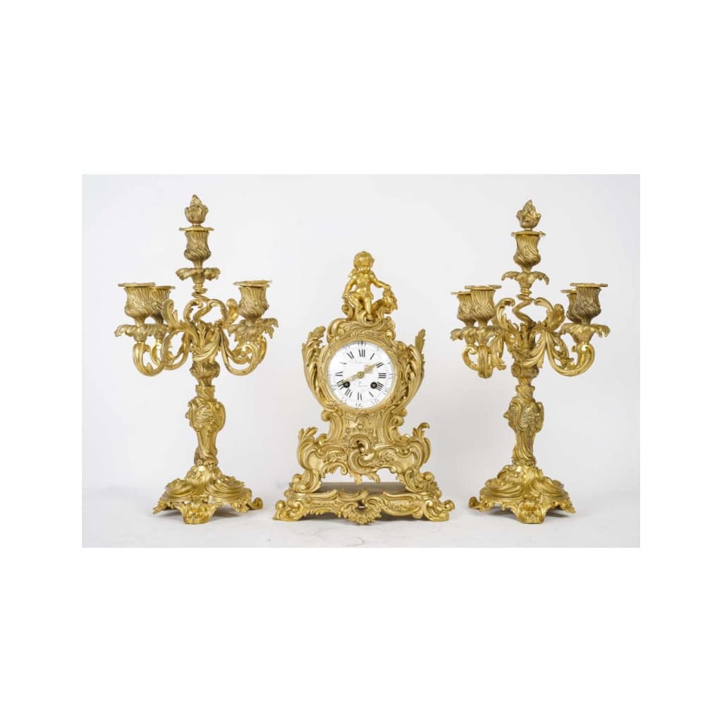 Garniture de cheminée avec ses candélabres en bronze doré de style Louis XV, XIXème siècle. 