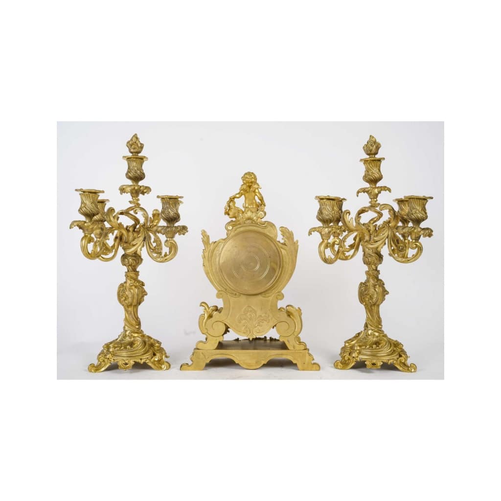 Garniture de cheminée avec ses candélabres en bronze doré de style Louis XV, XIXème siècle. 