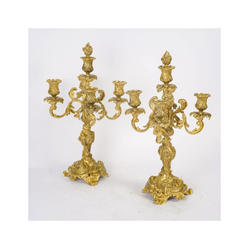 Garniture de cheminée avec ses candélabres en bronze doré de style Louis XV, XIXème siècle. 