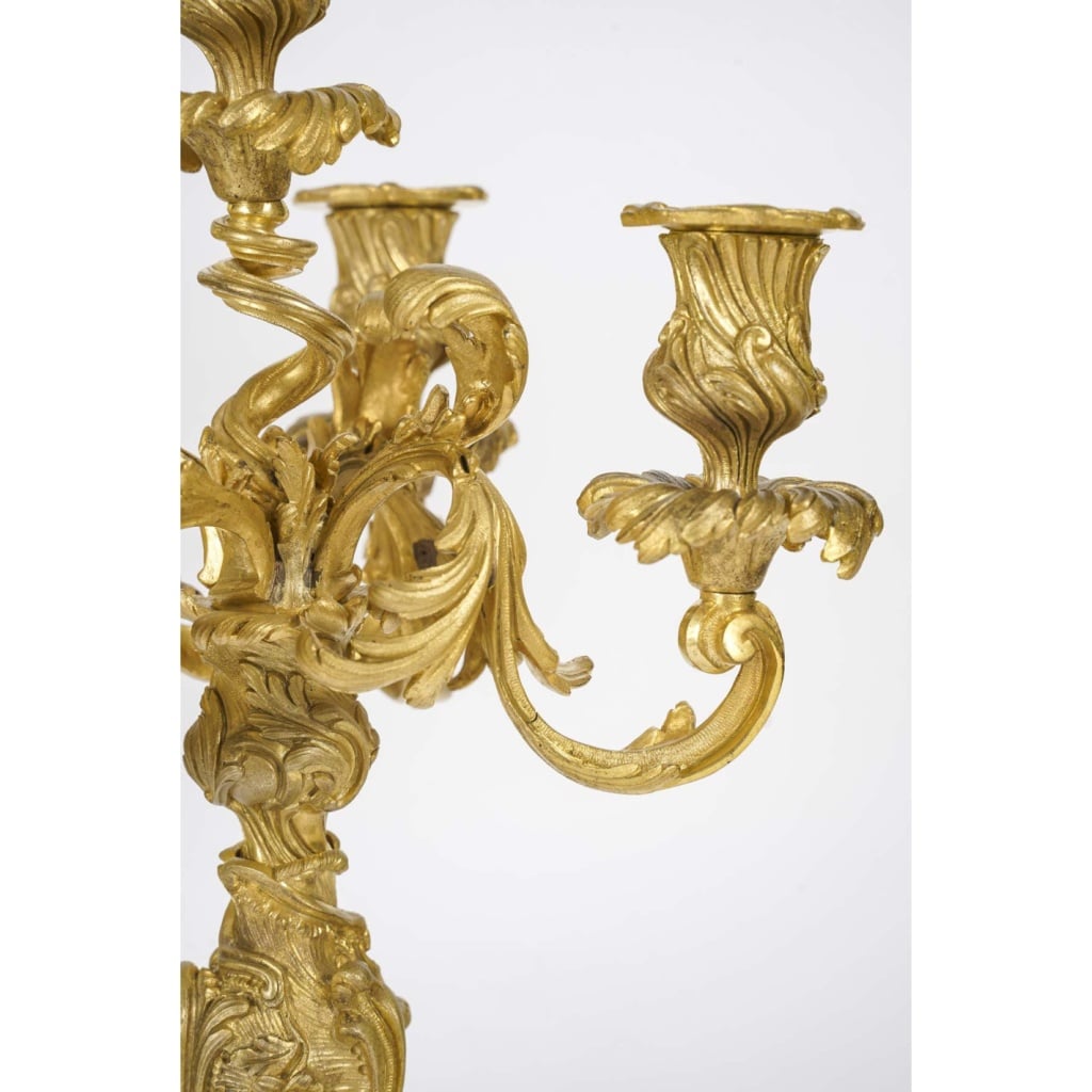 Garniture de cheminée avec ses candélabres en bronze doré de style Louis XV, XIXème siècle. 