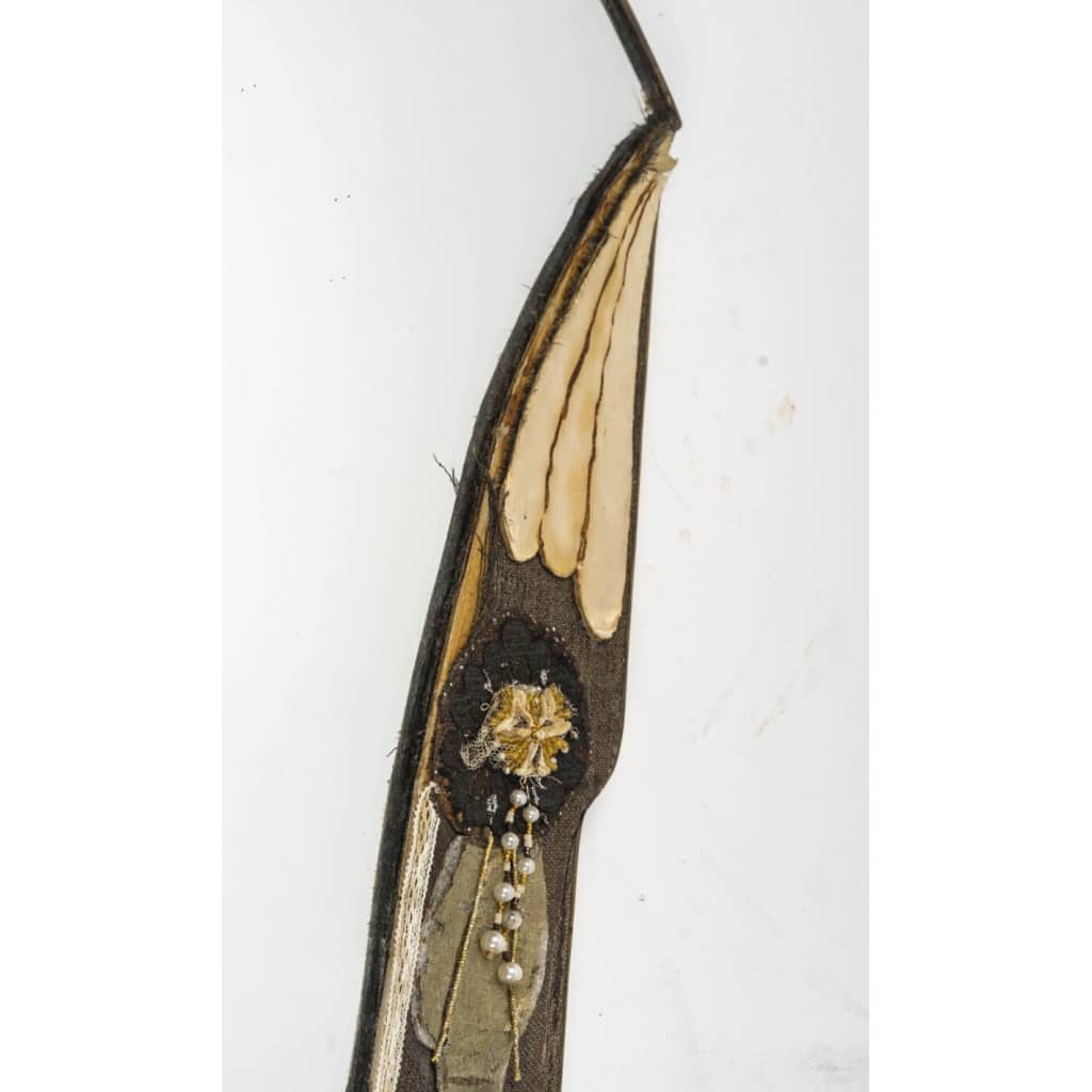 Miroir d’époque Art Nouveau en bois recouvert de passementeries et broderies anciennes, 1920-1925. 