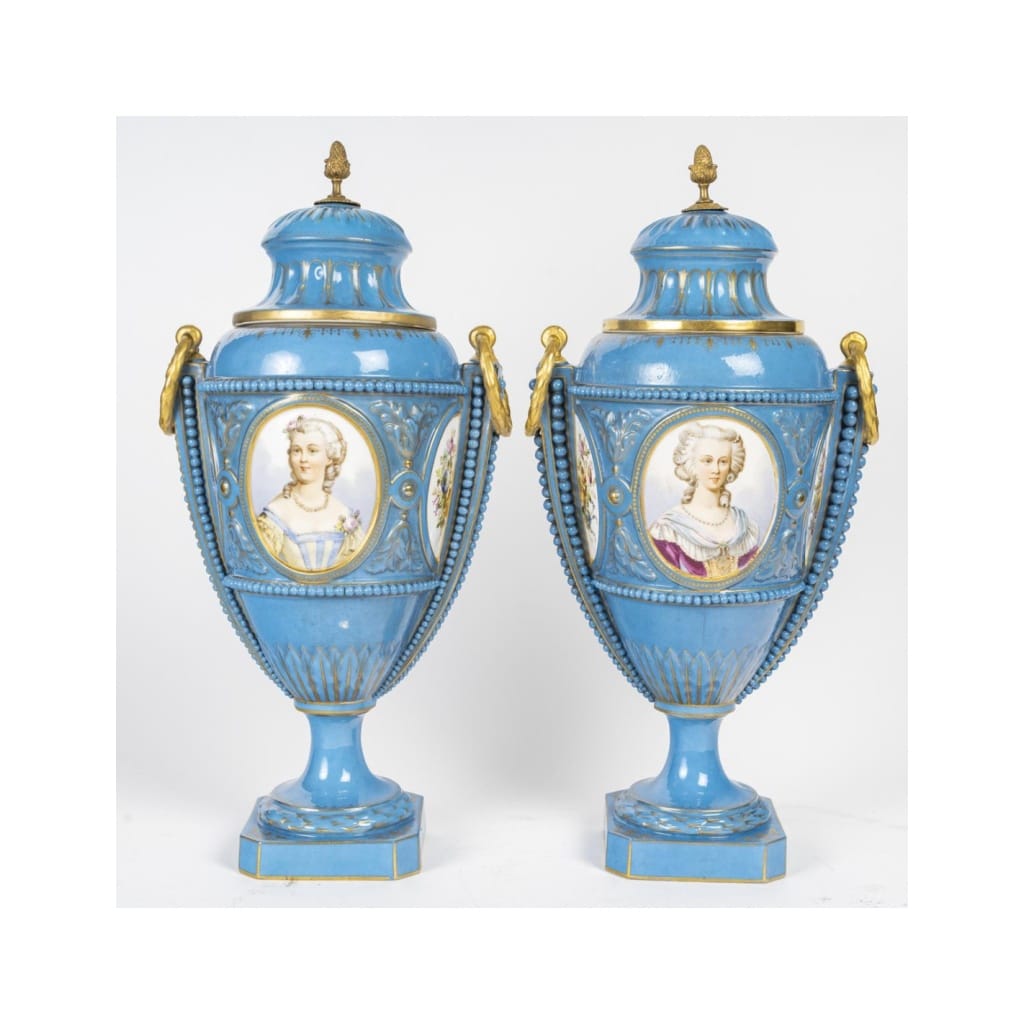 Paire de vases couverts en porcelaine de Sèvres, XIXème siècle, époque Napoléon III. 