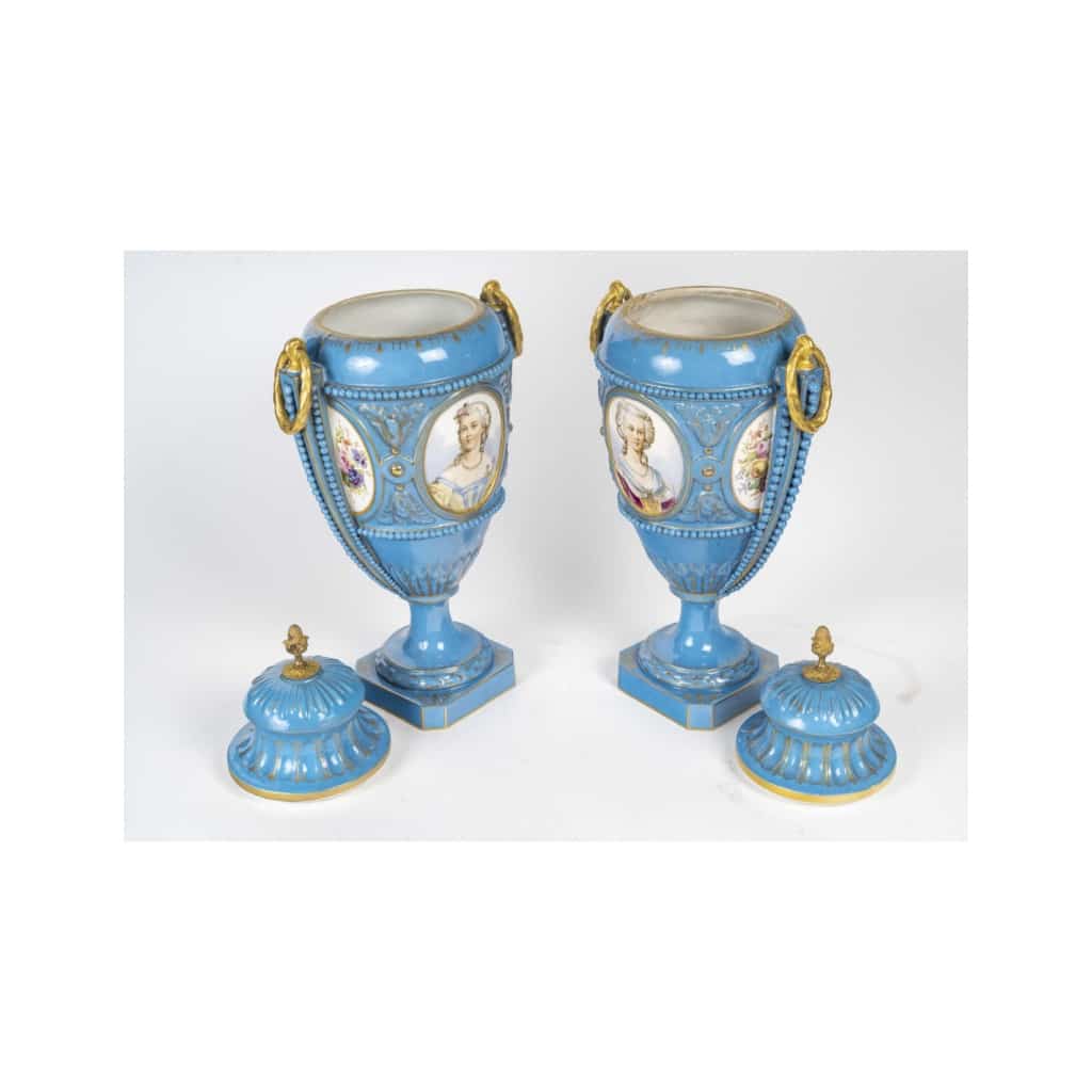 Paire de vases couverts en porcelaine de Sèvres, XIXème siècle, époque Napoléon III. 