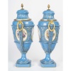 Paire de vases couverts en porcelaine de Sèvres, XIXème siècle, époque Napoléon III. 