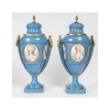 Paire de vases couverts en porcelaine de Sèvres, XIXème siècle, époque Napoléon III. 