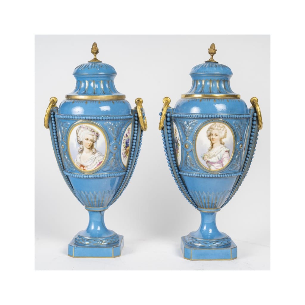 Paire de vases couverts en porcelaine de Sèvres, XIXème siècle, époque Napoléon III. 