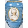 Paire de vases couverts en porcelaine de Sèvres, XIXème siècle, époque Napoléon III. 