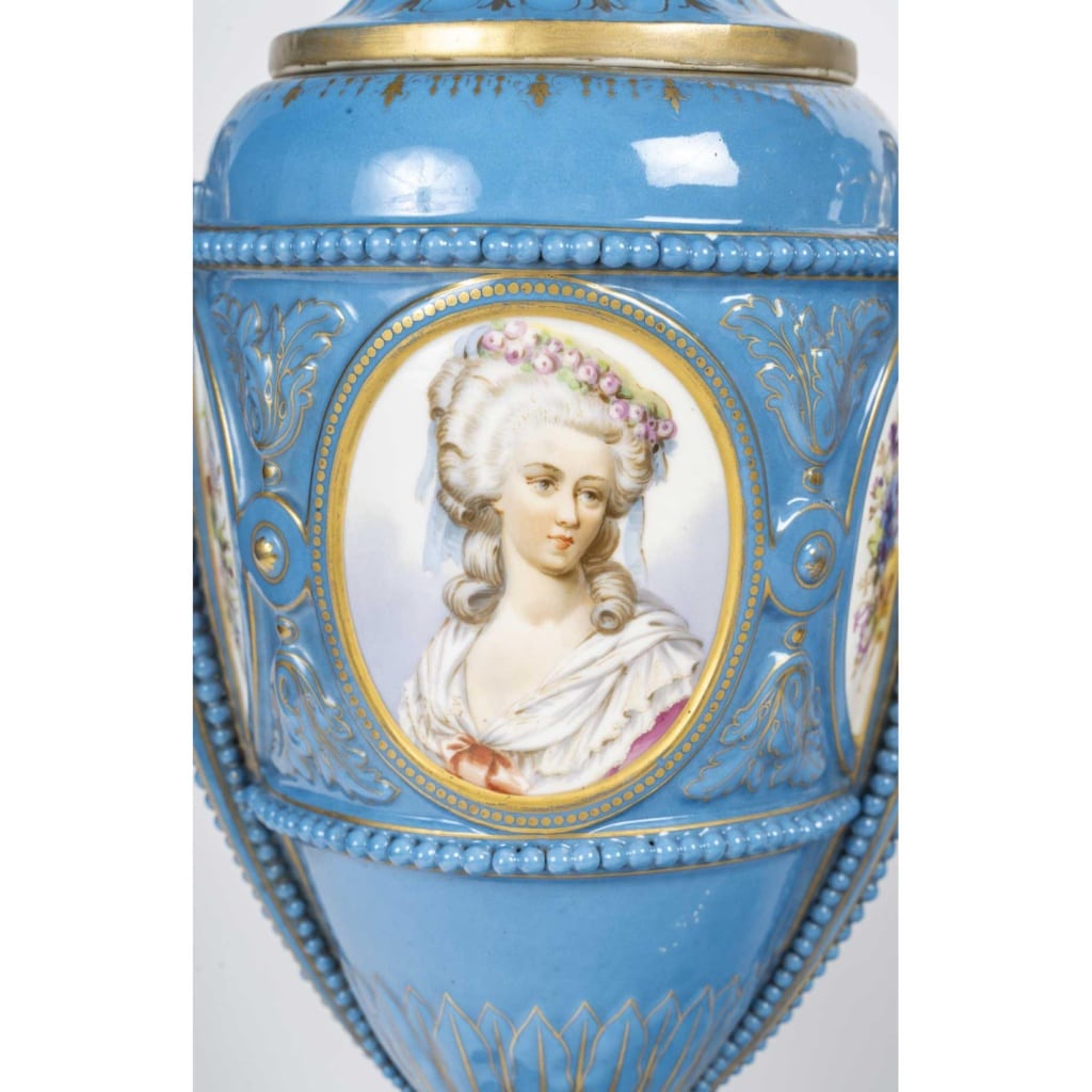 Paire de vases couverts en porcelaine de Sèvres, XIXème siècle, époque Napoléon III. 