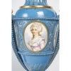 Paire de vases couverts en porcelaine de Sèvres, XIXème siècle, époque Napoléon III. 