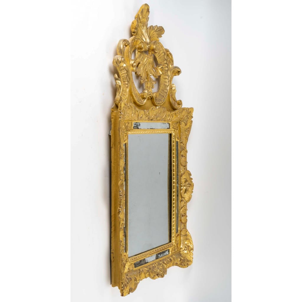 Miroir à parecloses en bois doré fronton ajouré d’époque Régence vers 1720 