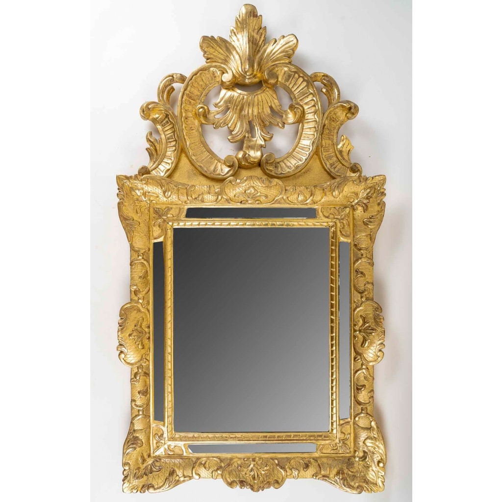 Miroir à parecloses en bois doré fronton ajouré d’époque Régence vers 1720 