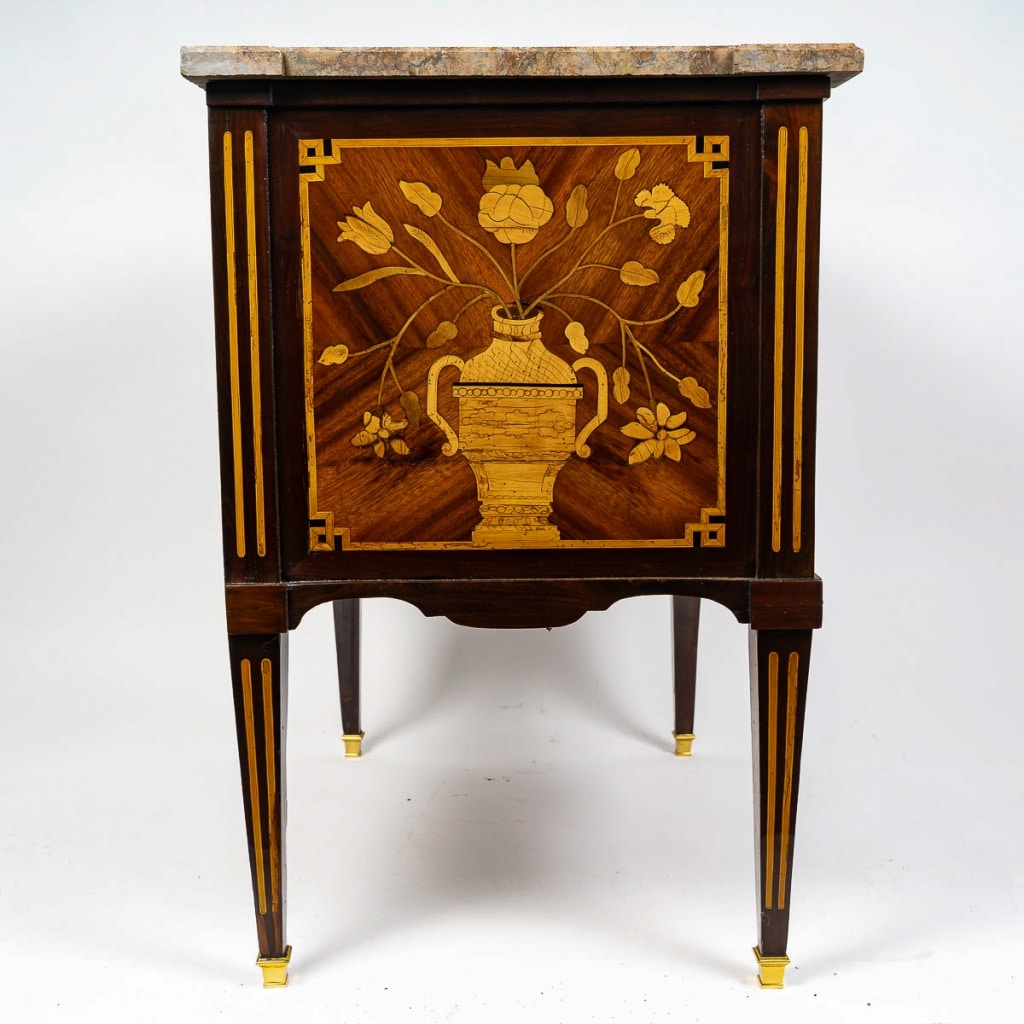 Commode sauteuse à ressaut à marqueterie d’instruments de musique, époque Louis XVI vers 1780 