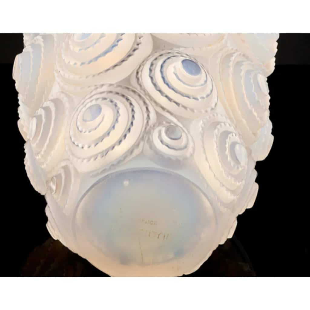 René Lalique, vase "Spirales" verre opalescent. 