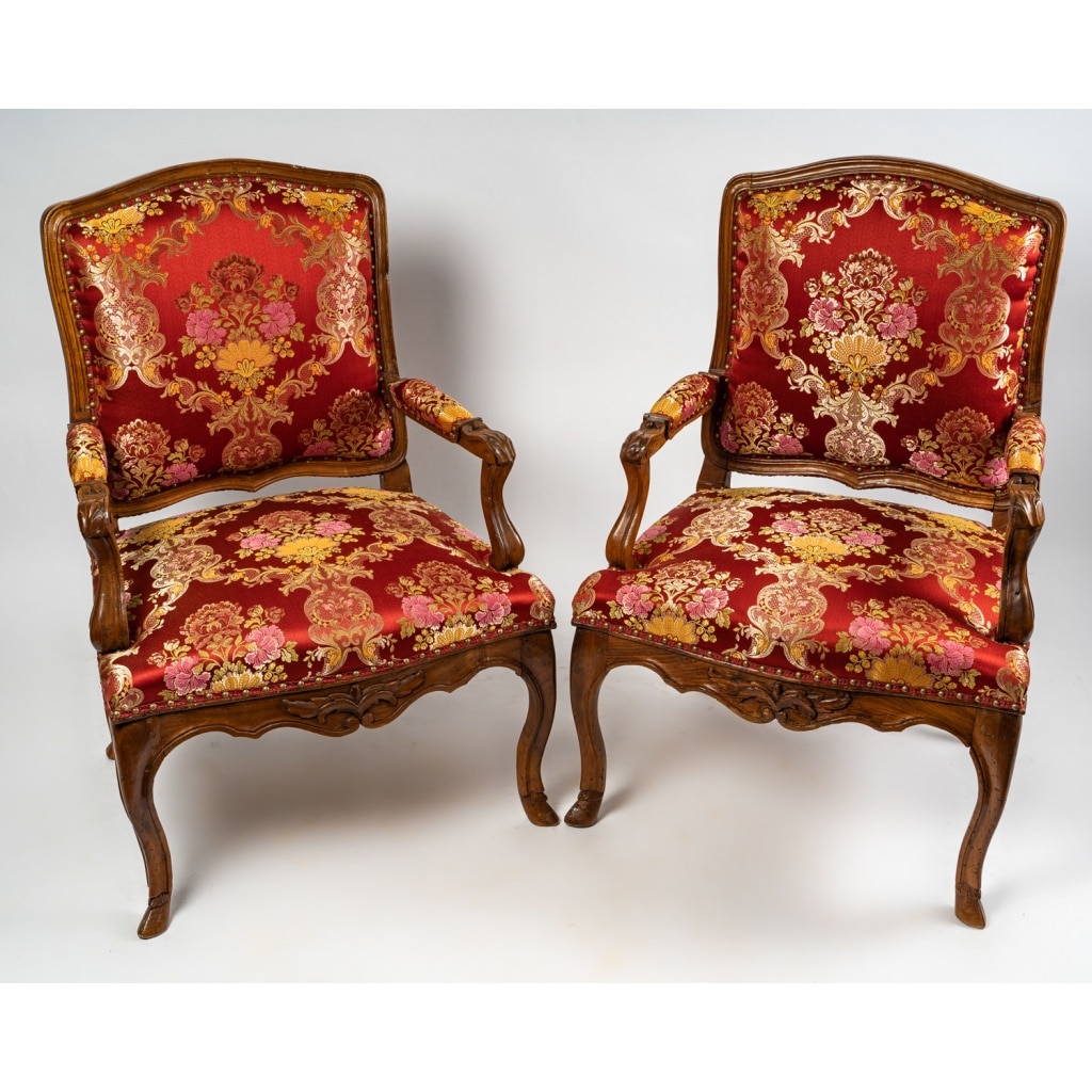 Paire de larges fauteuils en noyer mouluré et sculpté d’époque Régence vers 1720 