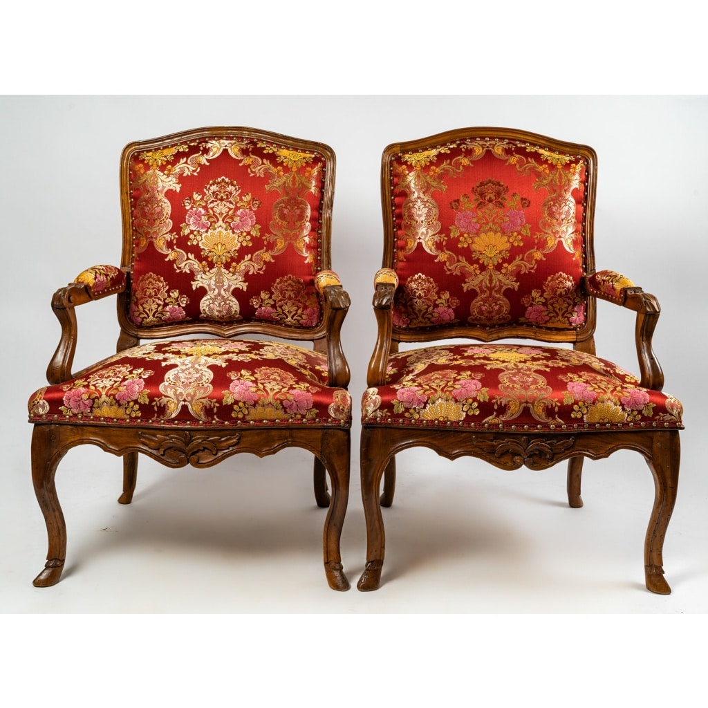 Paire de larges fauteuils en noyer mouluré et sculpté d’époque Régence vers 1720 