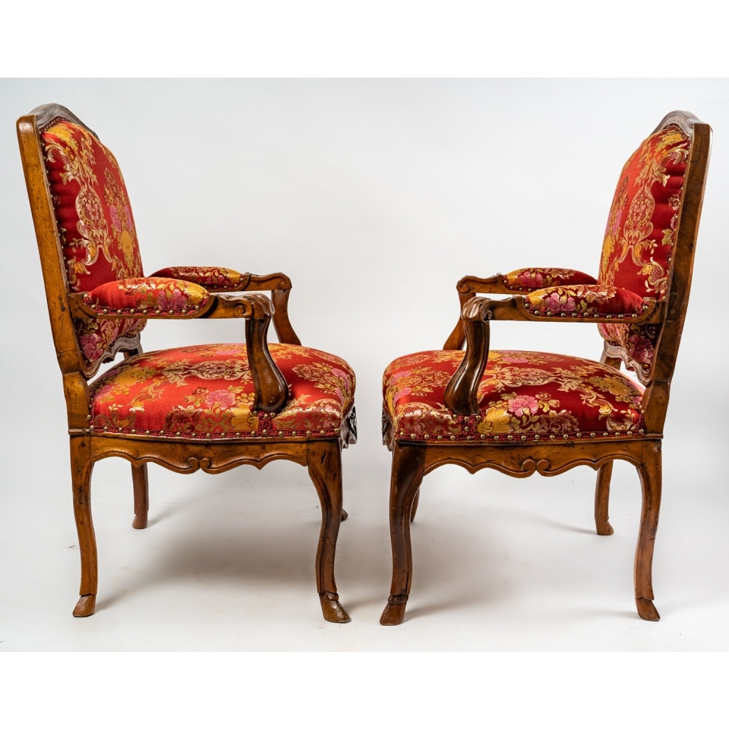 Paire de larges fauteuils en noyer mouluré et sculpté d’époque Régence vers 1720 