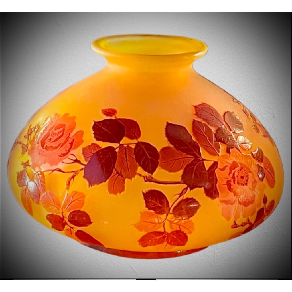 EMILE GALLÉ VASE A DECOR DE ROSES 