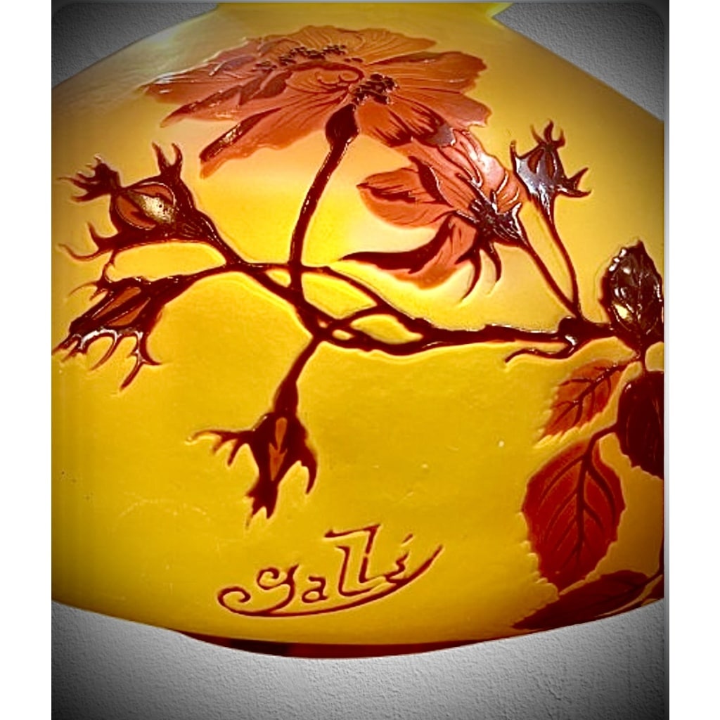 EMILE GALLÉ VASE A DECOR DE ROSES 