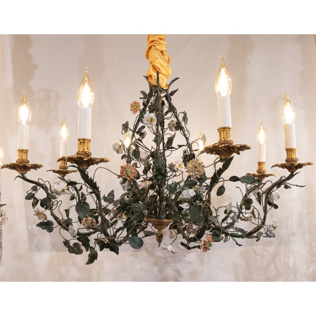 Lustre en bronze et tôle laquée vert à décor de branchages et porcelaine de Meissen fin du XVIIIème siècle 