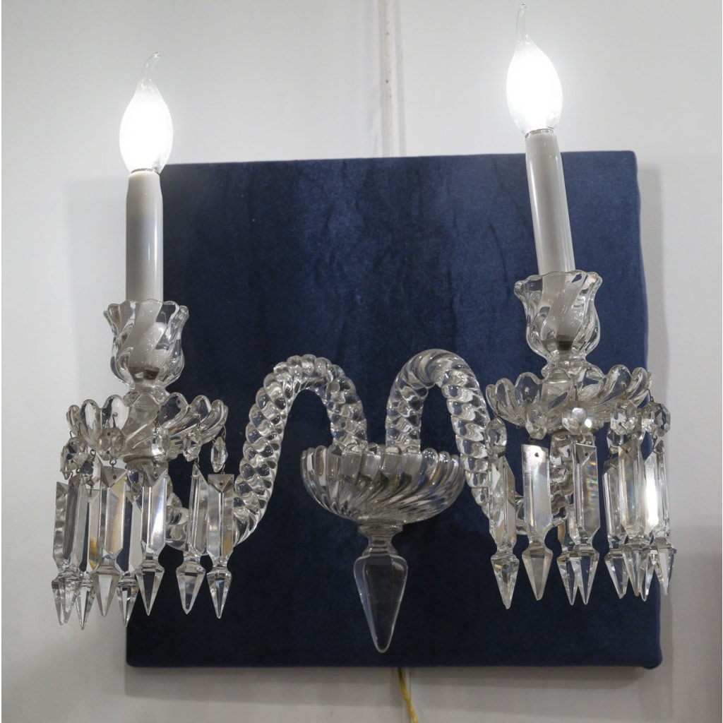 Lustre à six bras de lumière et deux appliques en cristal signé Baccarat, XXème 