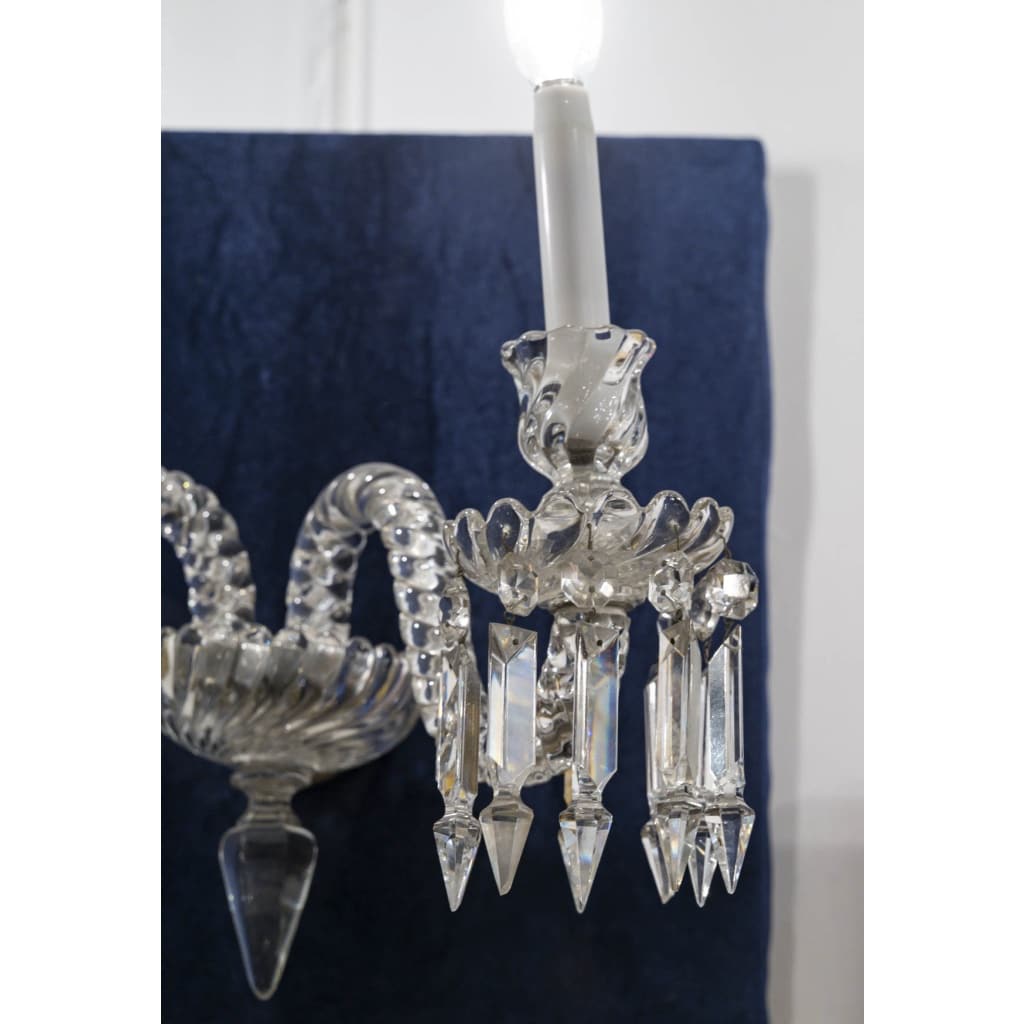 Lustre à six bras de lumière et deux appliques en cristal signé Baccarat, XXème 