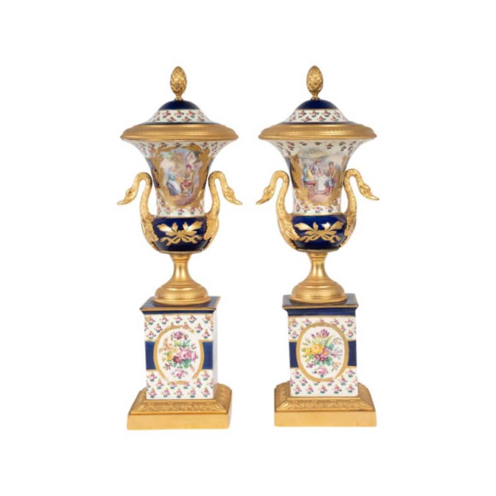 Paire De Vases Couverts En Porcelaine Et Bronze Doré – XIXe Siècle 