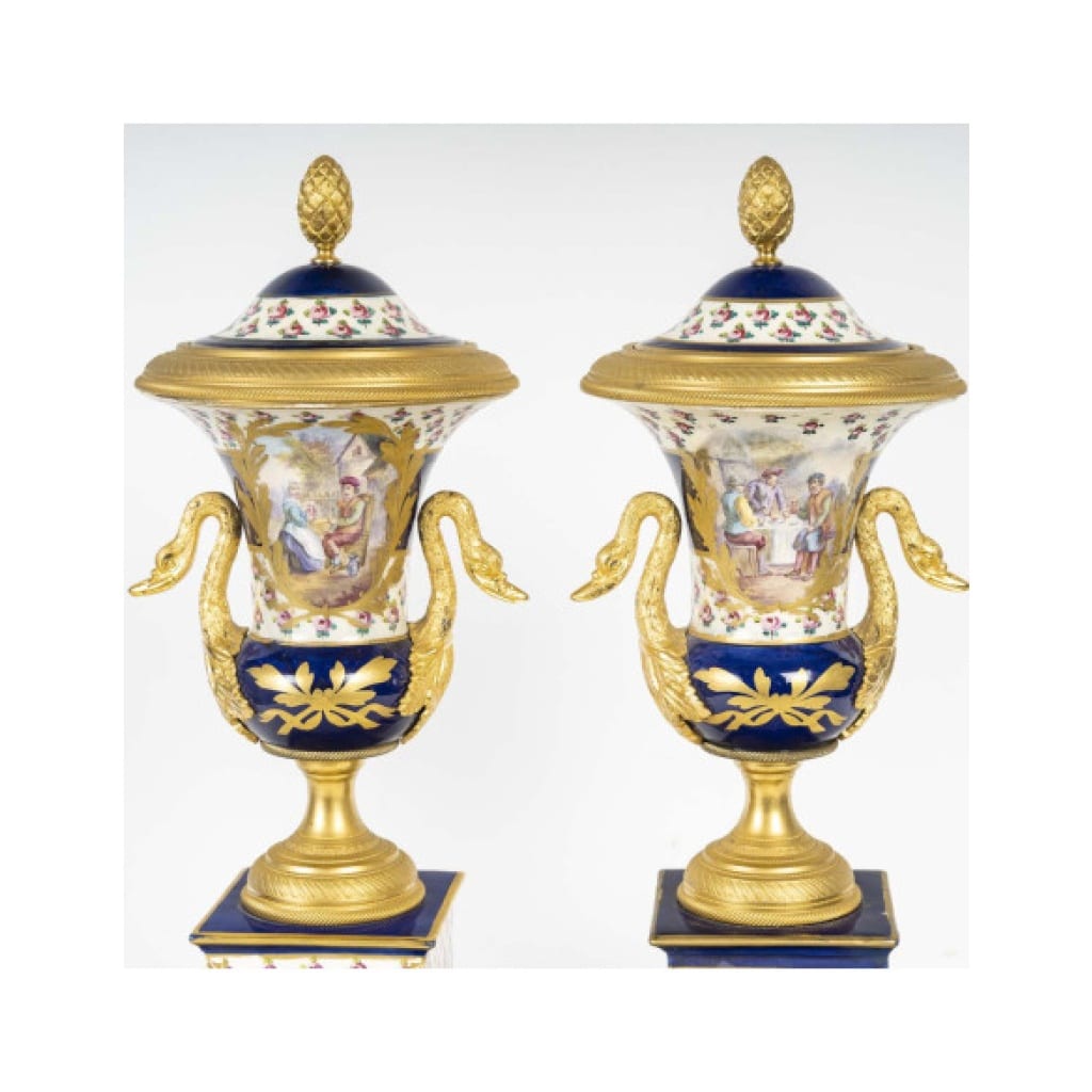 Paire De Vases Couverts En Porcelaine Et Bronze Doré – XIXe Siècle 