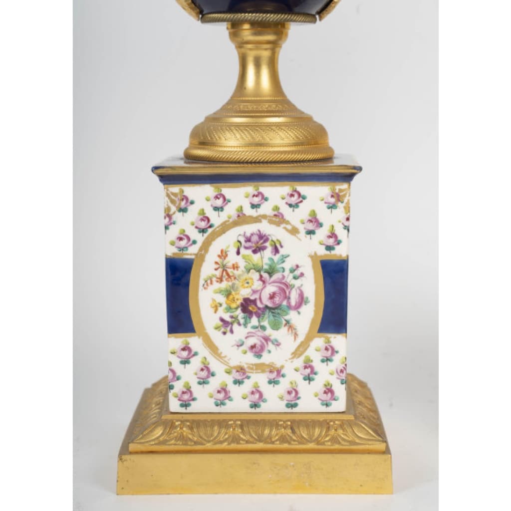 Paire De Vases Couverts En Porcelaine Et Bronze Doré – XIXe Siècle 