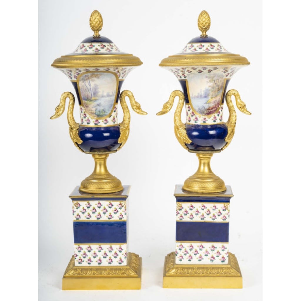 Paire De Vases Couverts En Porcelaine Et Bronze Doré – XIXe Siècle 